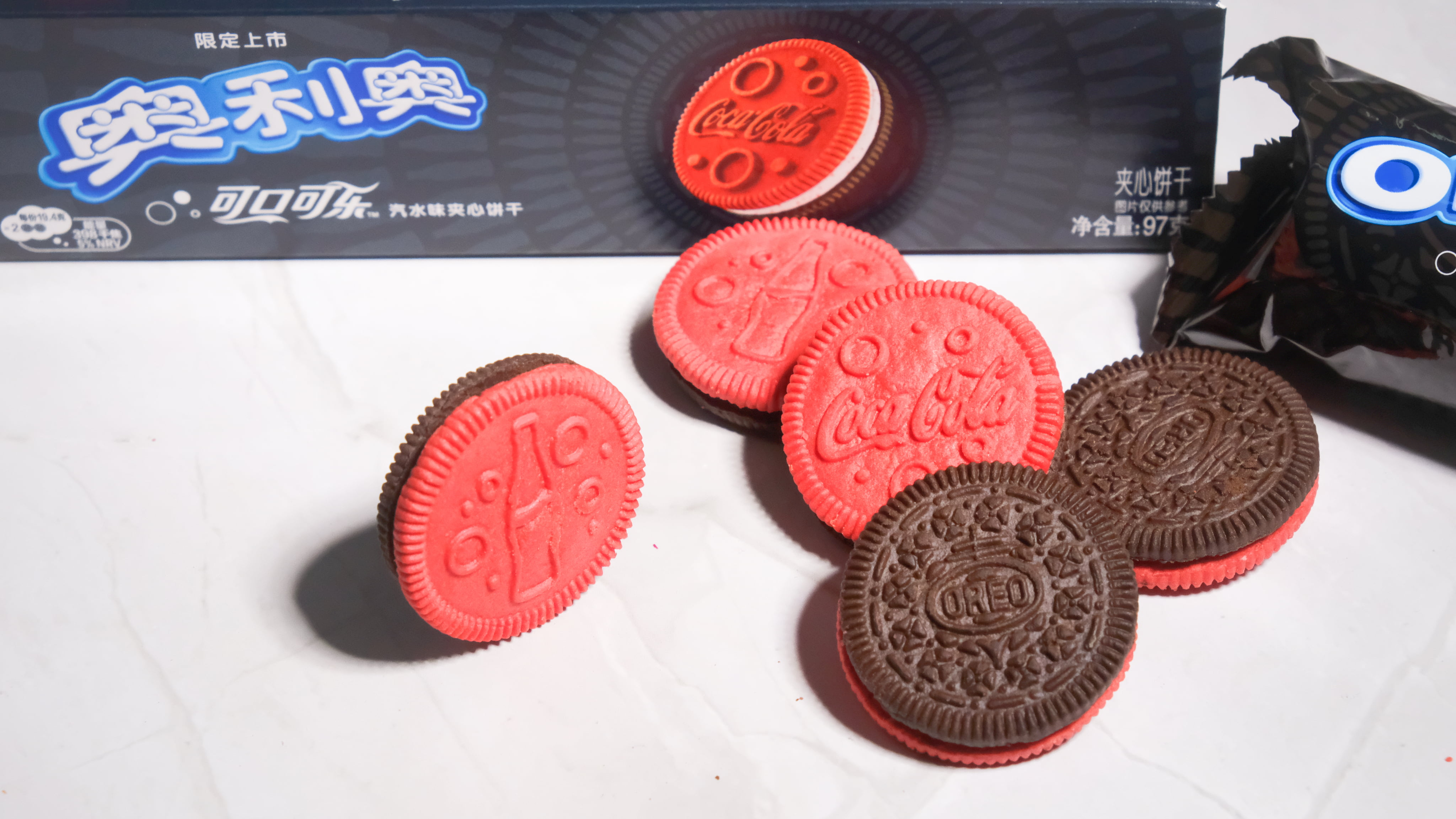 越来越抽象“显眼包”六神、太二又出手了龙8头号玩家9款联名零食测评：追剧零食(图4)