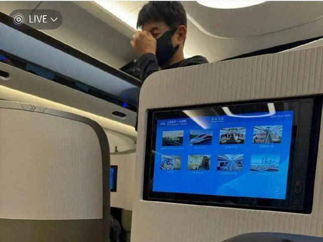 戴婚戒挪鼻子力破和刘诗诗离婚的传闻！龙八国际娱乐网站吴奇隆低调坐高铁被遇(图2)