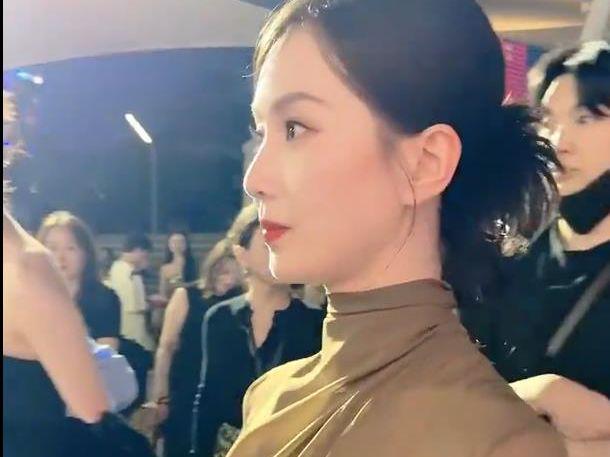 戴婚戒挪鼻子力破和刘诗诗离婚的传闻！龙八国际娱乐网站吴奇隆低调坐高铁被遇(图4)
