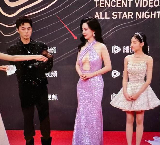 开胸礼服唐嫣高定黑裙却被压轴的赵丽颖抢镜龙8long8国际唯一网站澳门这天：张萌(图2)