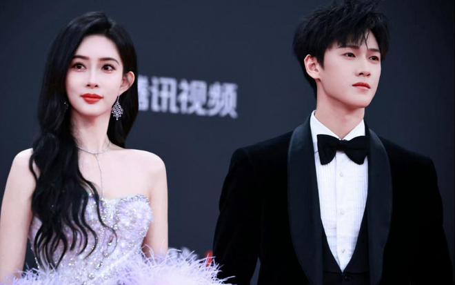 开胸礼服唐嫣高定黑裙却被压轴的赵丽颖抢镜龙8long8国际唯一网站澳门这天：张萌(图14)