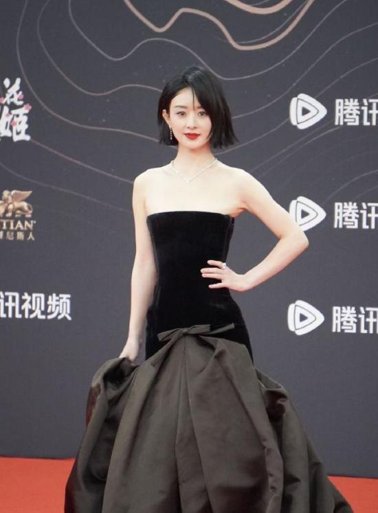 开胸礼服唐嫣高定黑裙却被压轴的赵丽颖抢镜龙8long8国际唯一网站澳门这天：张萌(图11)