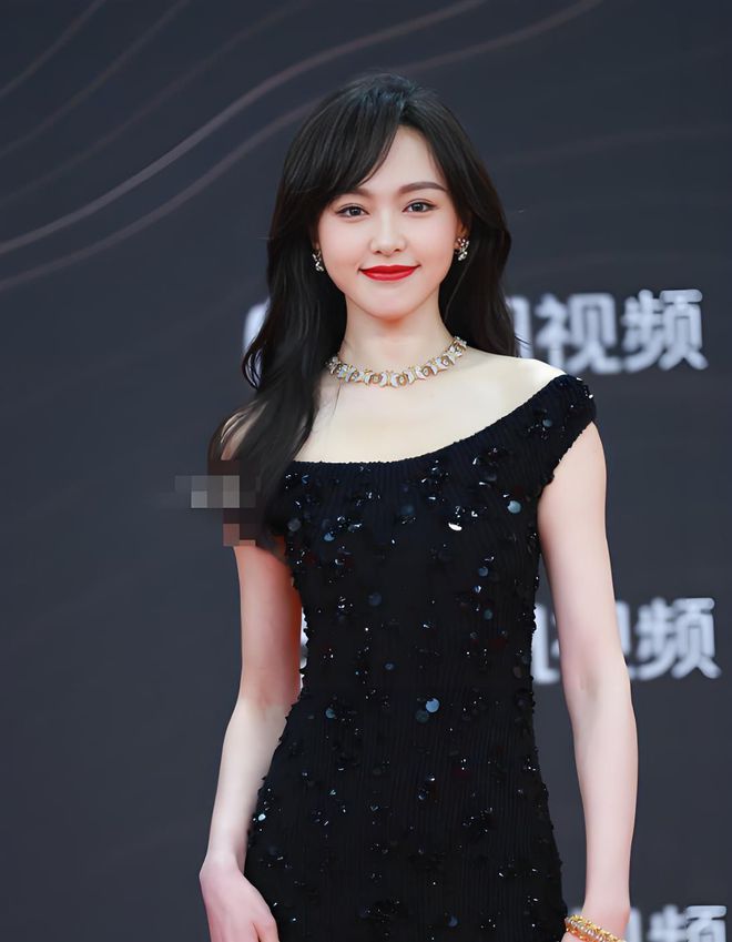 开胸礼服唐嫣高定黑裙却被压轴的赵丽颖抢镜龙8long8国际唯一网站澳门这天：张萌(图10)