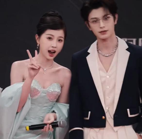 开胸礼服唐嫣高定黑裙却被压轴的赵丽颖抢镜龙8long8国际唯一网站澳门这天：张萌(图21)