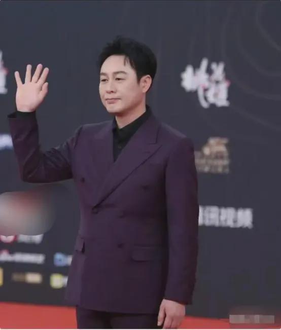 颂文旁边唐嫣美翻了赵丽颖压轴贵气优雅龙8